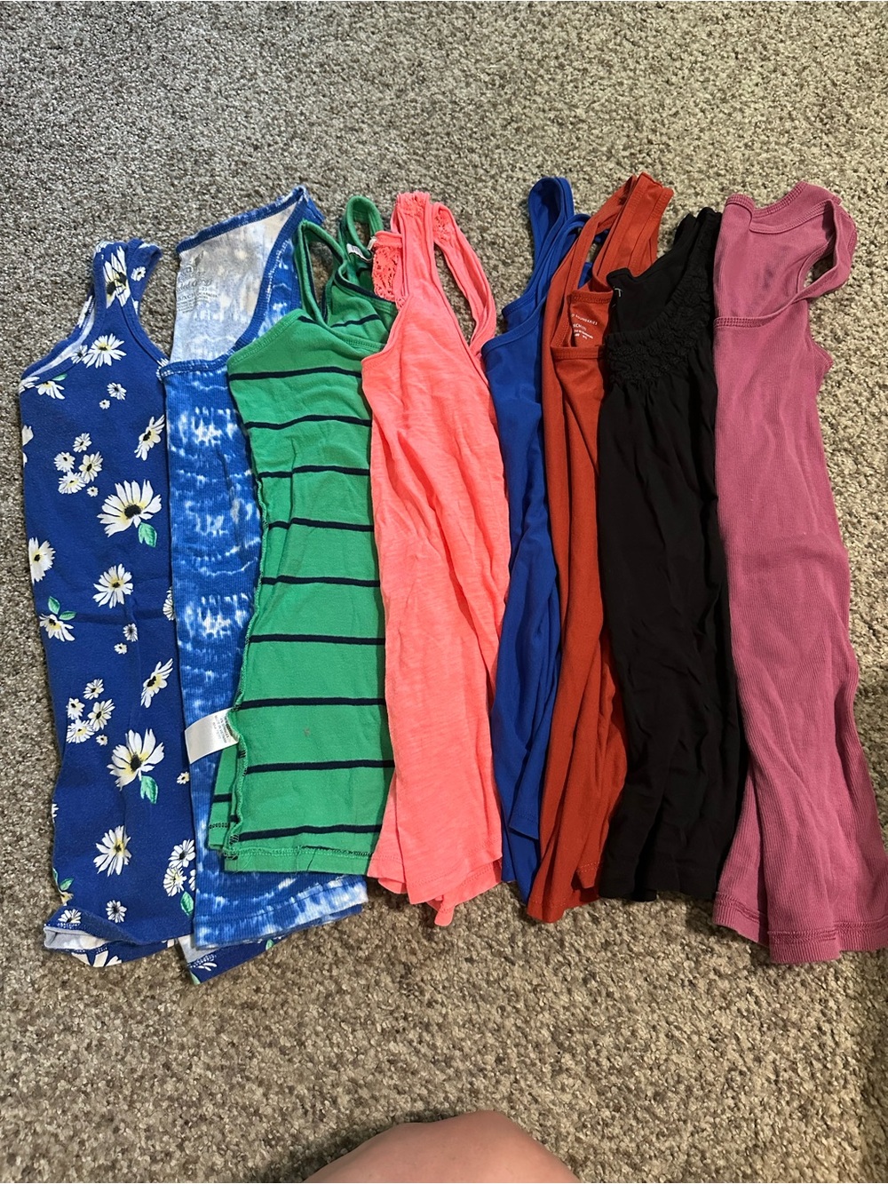 Many different tanks! - Picture 2 of 4